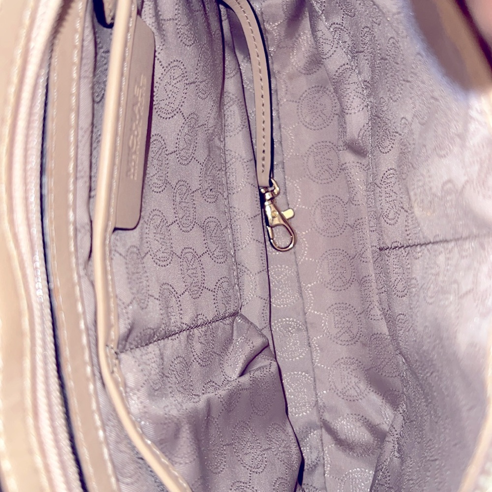 Michael Kors Jet Set Messenger Crossbody Bag in Cream - Picture 8 of 16